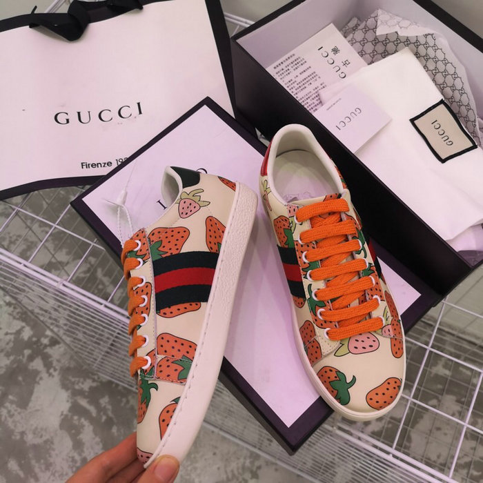 Gucci Ace leather sneaker with Gucci Strawberry print 387993
