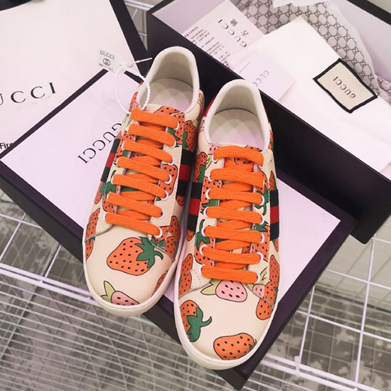 Gucci Ace leather sneaker with Gucci Strawberry print 387993