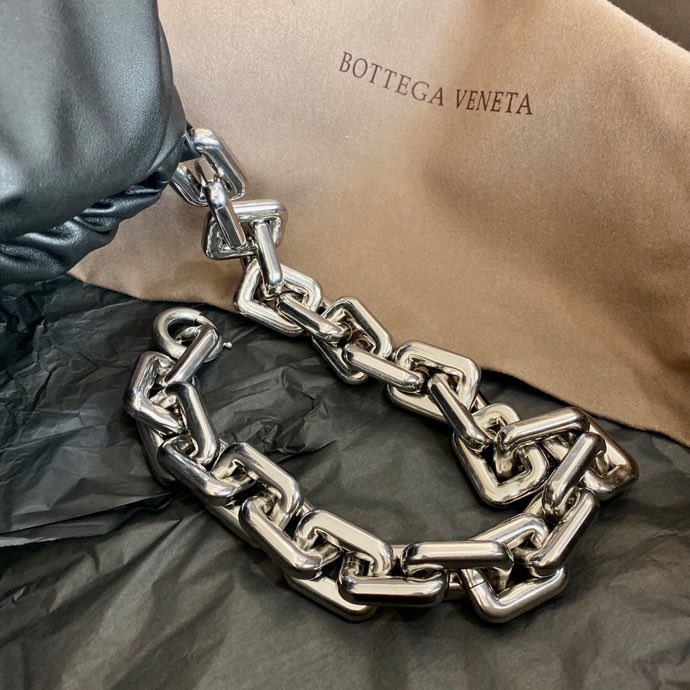 Bottega Veneta Calfskin The Chain Pouch Black B620230