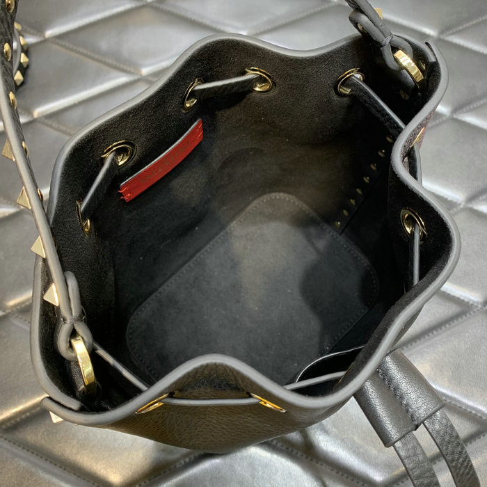 Valentino Garavani Rockstud bucket bag Black V0319