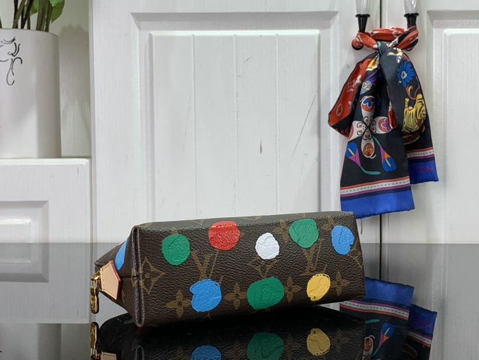 LV x YK Cosmetic Pouch M81895