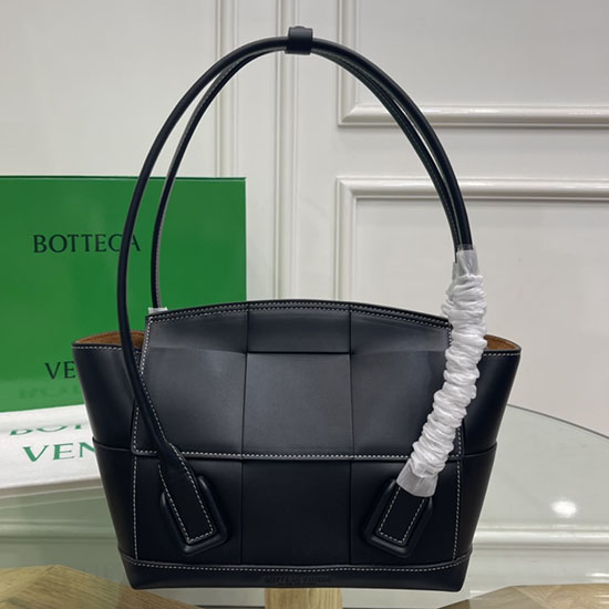 Bottega Veneta Small Arco 33 bag in Smooth leather Black B1007