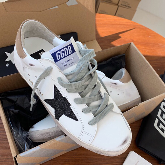 Golden Goose Calfskin Sneaker GG07701