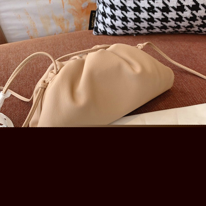 Bottega Veneta The Pouch In Beige Butter Calf 576227