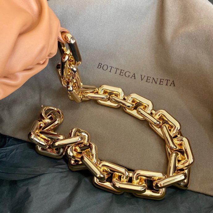 Bottega Veneta Calfskin The Chain Pouch Clay B620230