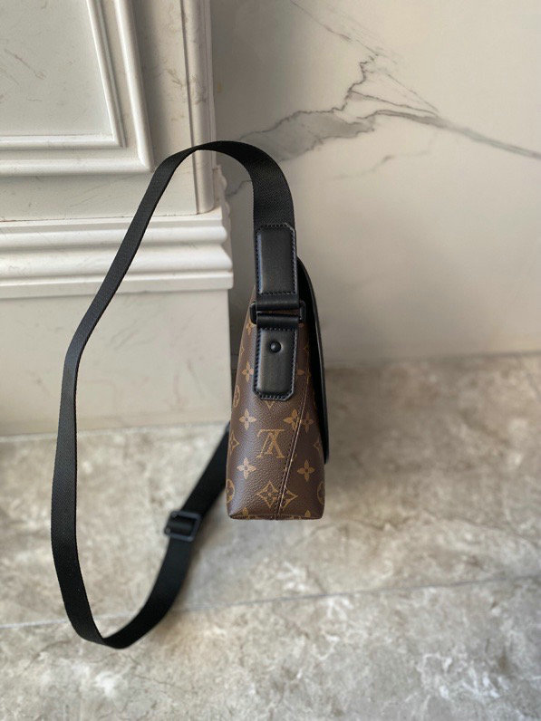 Louis Vuitton Magnetic Messenger M45557