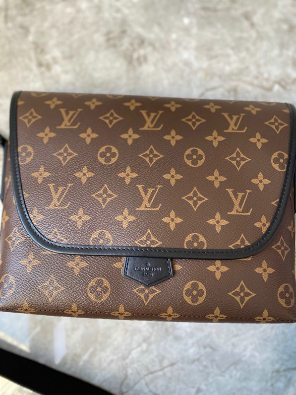 Louis Vuitton Magnetic Messenger M45557