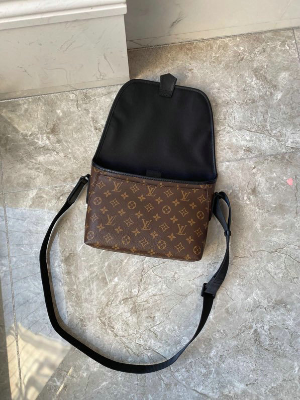 Louis Vuitton Magnetic Messenger M45557