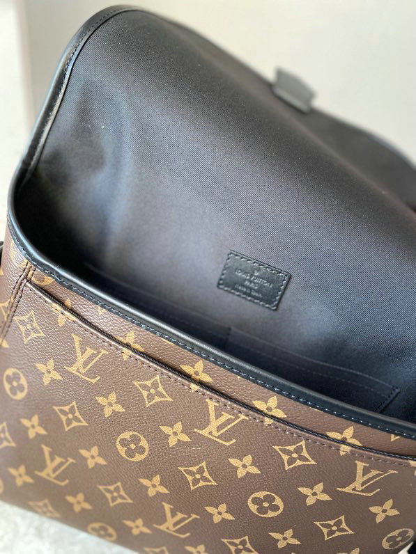 Louis Vuitton Magnetic Messenger M45557