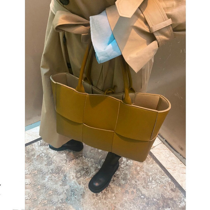 Bottega Veneta Arco Maxi Intrecciato Tote Bag B6091755