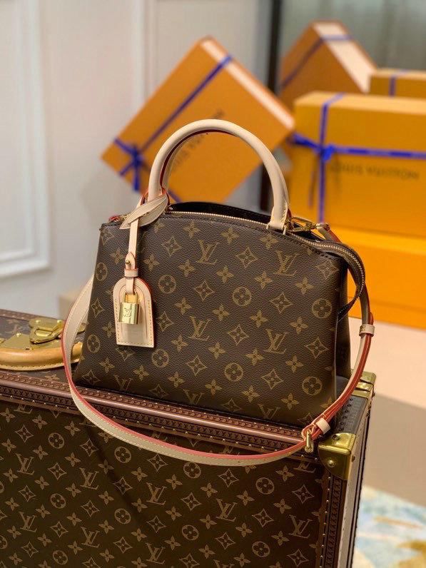 Louis Vuitton Monogram Canvas M45900