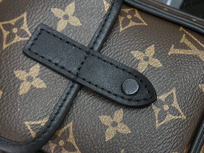 Louis Vuitton CHRISTOPHER WEARABLE WALLET M69404