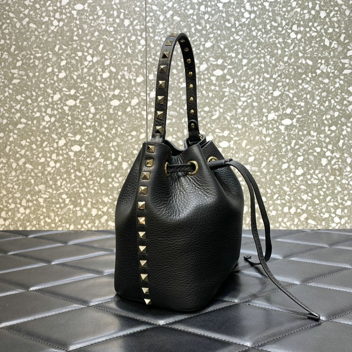 Valentino Garavani Rockstud bucket bag Black V0319