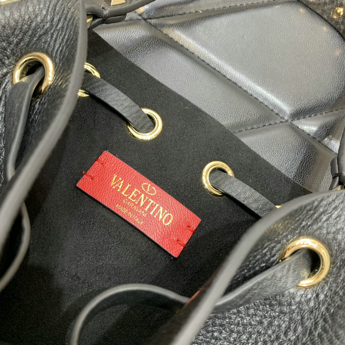 Valentino Garavani Rockstud bucket bag Black V0319