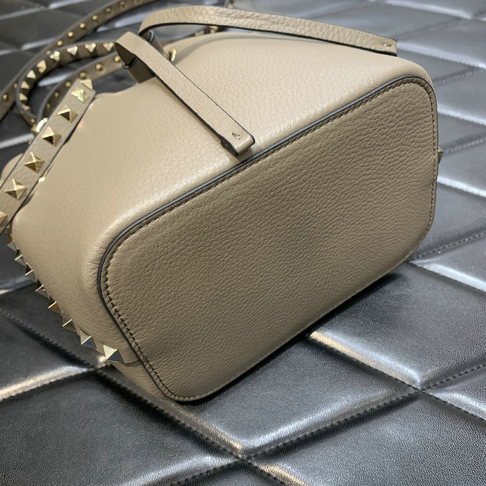 Valentino Garavani Rockstud bucket bag Grey V0319