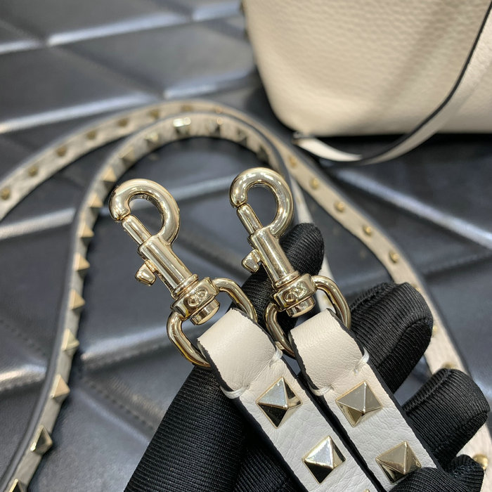 Valentino Garavani Rockstud bucket bag White V0319