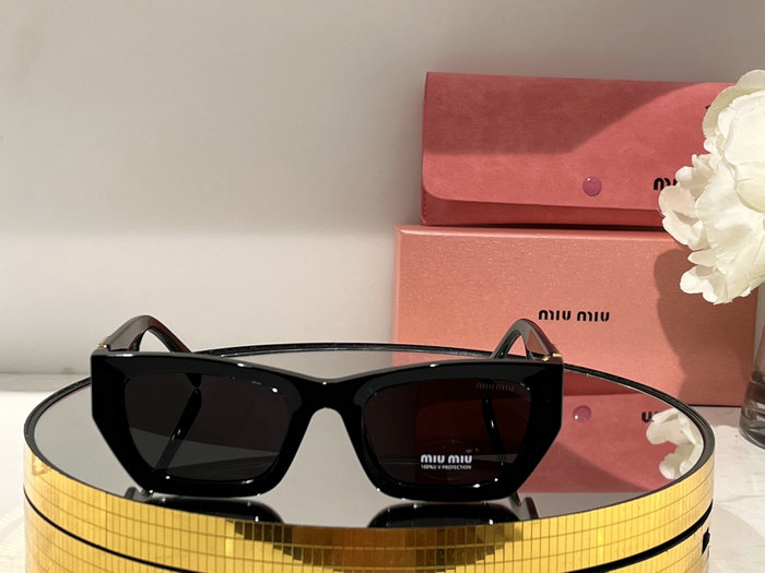Miu Miu Sunglasses MSG04031