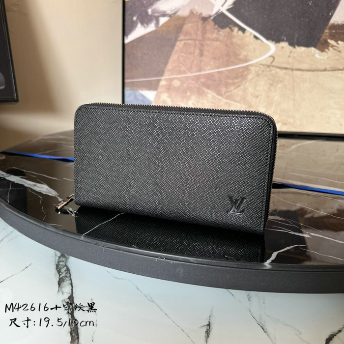 Louis Vuitton Taiga Zippy Wallet M42616