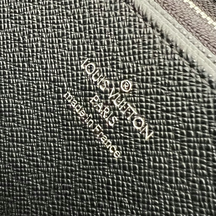 Louis Vuitton Taiga Zippy Wallet M42616