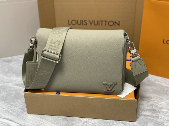 Louis Vuitton Takeoff Messenger M22505