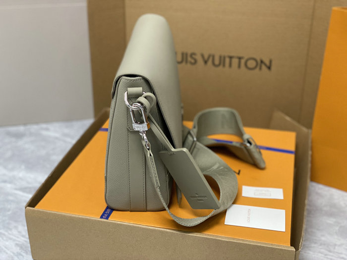 Louis Vuitton Takeoff Messenger M22505