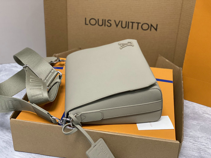 Louis Vuitton Takeoff Messenger M22505