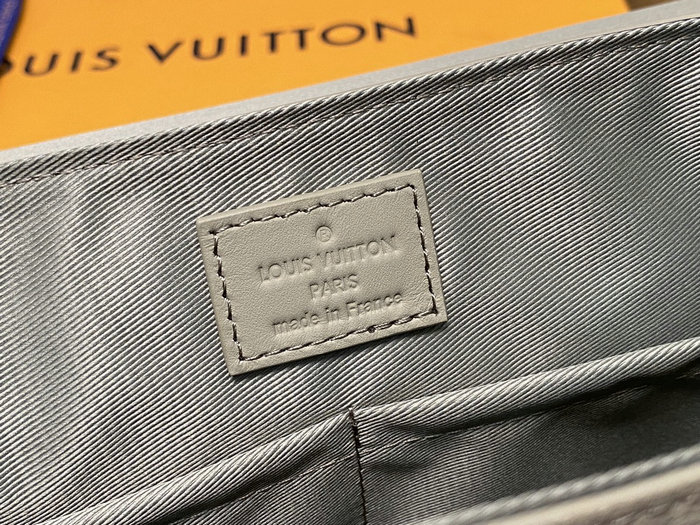 Louis Vuitton Takeoff Messenger M22505
