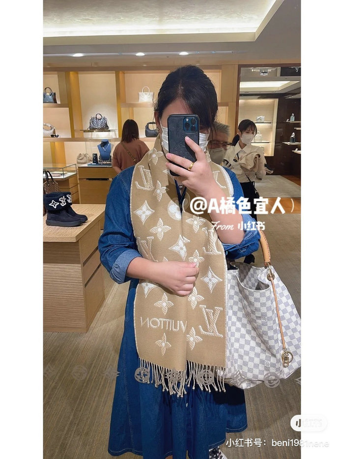 LV Essential Shine Scarf Beige M78159