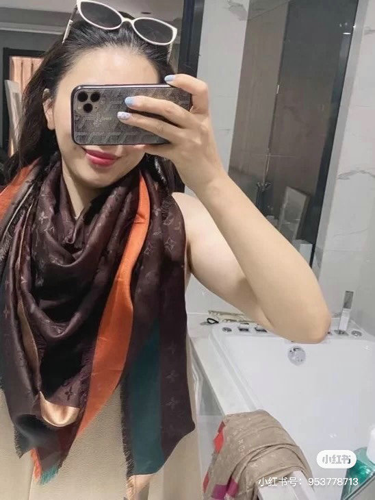 Louis Vuitton On The Edge Monogram Shawl LS080803