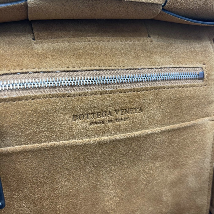 Bottega Veneta Small Arco 33 bag in Smooth leather Black B1007
