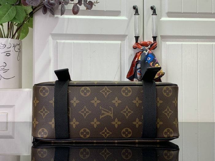 LV Trail Messenger M46972