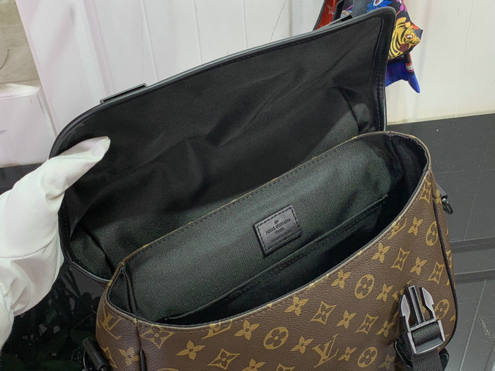 LV Trail Messenger M46972