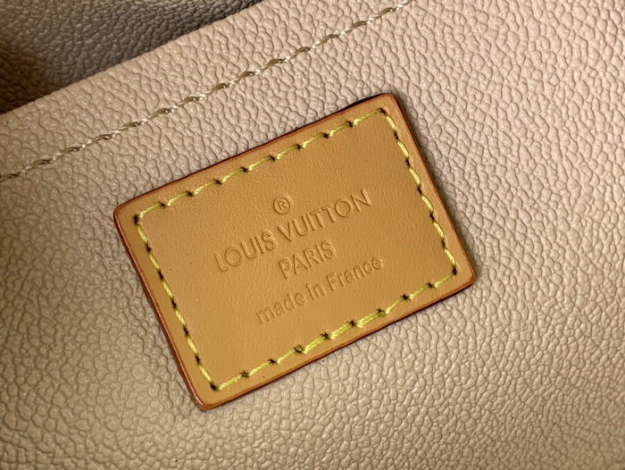 Louis Vuitton Locker Dopp Kit M83112