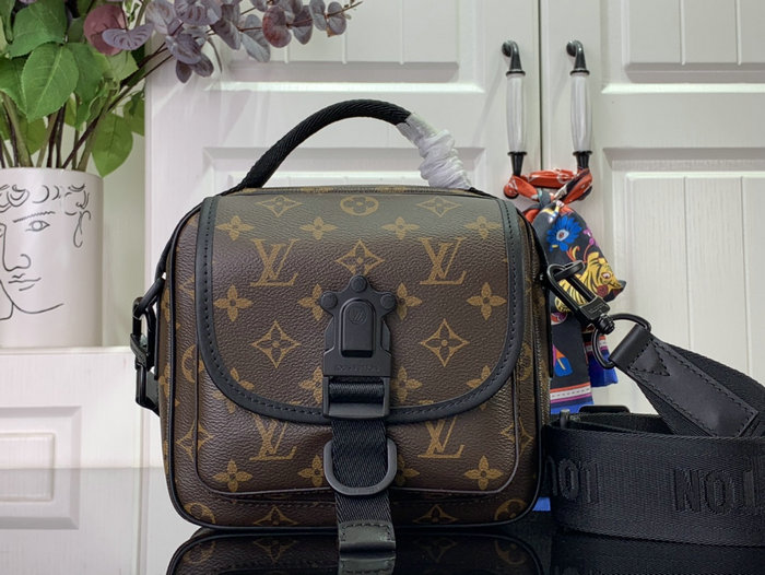 Louis Vuitton Quest Messenger M46973