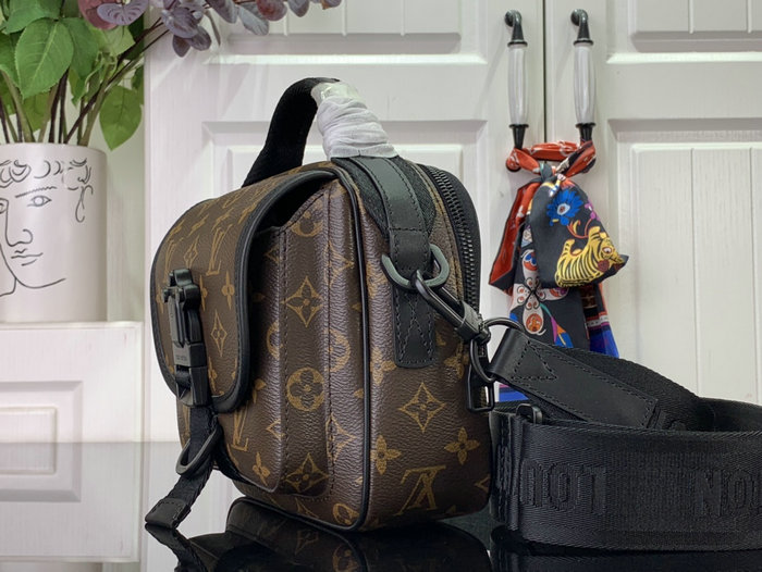 Louis Vuitton Quest Messenger M46973