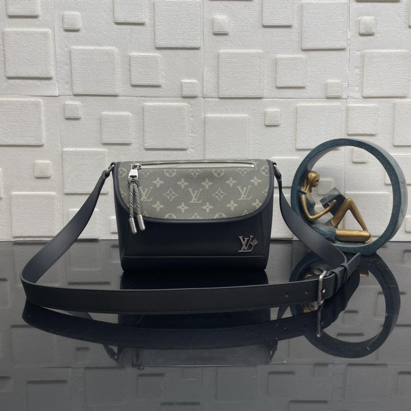 Louis Vuitton Pulse Messenger M12625