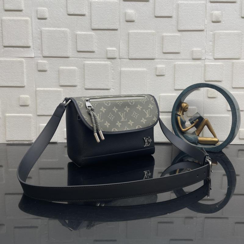 Louis Vuitton Pulse Messenger M12625