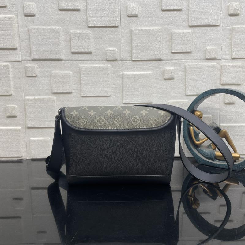 Louis Vuitton Pulse Messenger M12625