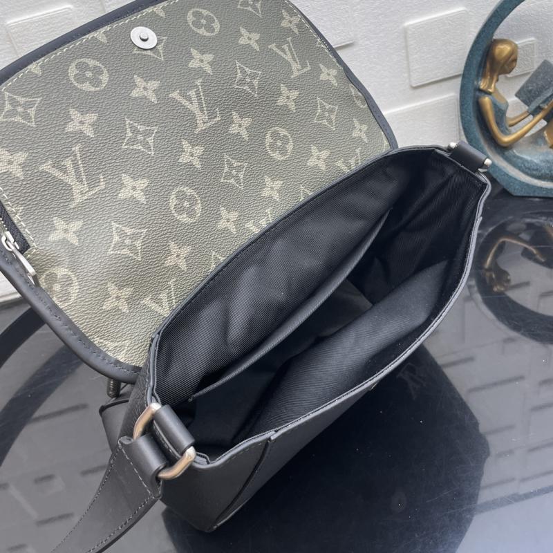 Louis Vuitton Pulse Messenger M12625