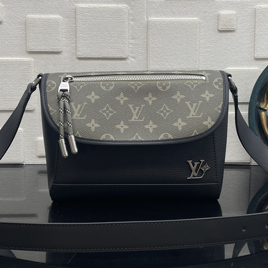 Louis Vuitton Pulse Messenger M12625
