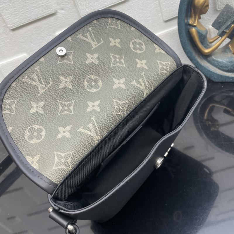 Louis Vuitton Pulse Wearable Wallet M12618