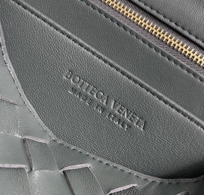 Bottega Veneta East-West Andiamo Dark Green 754990