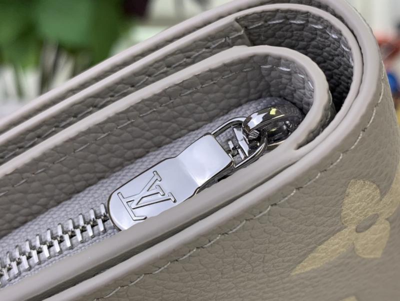 Louis Vuitton Clea Wallet M14153