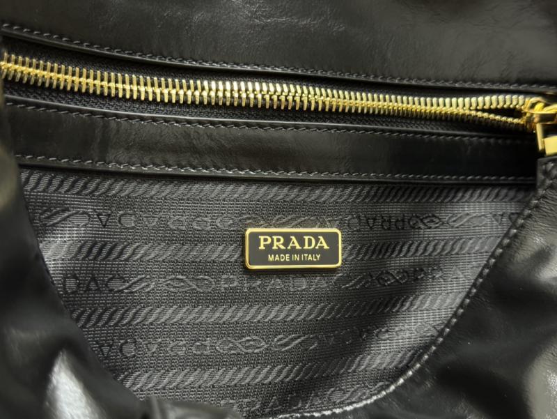 Prada Medium leather shoulder bag Black 1BD376