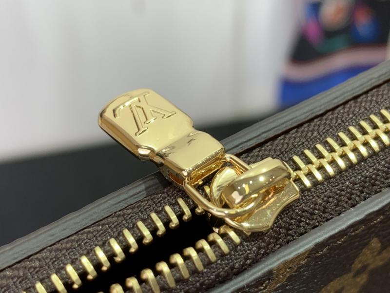 Louis Vuitton Key Pouch L M13561