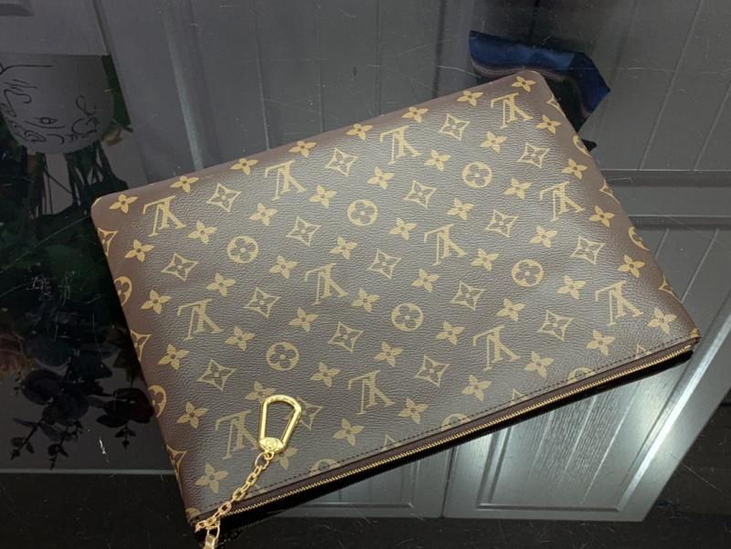 Louis Vuitton Key Pouch L M13561