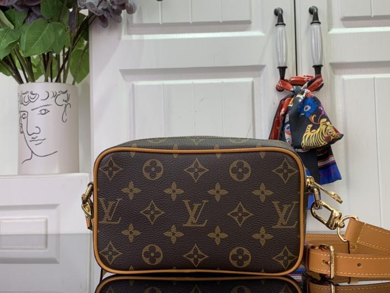 Louis Vuitton Trocadéro Wearable Wallet M14058