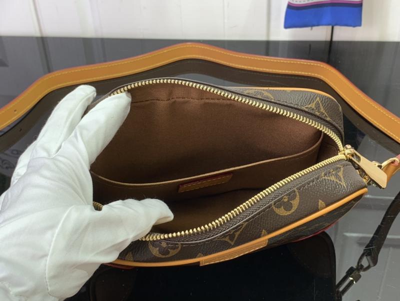 Louis Vuitton Trocadéro Wearable Wallet M14058