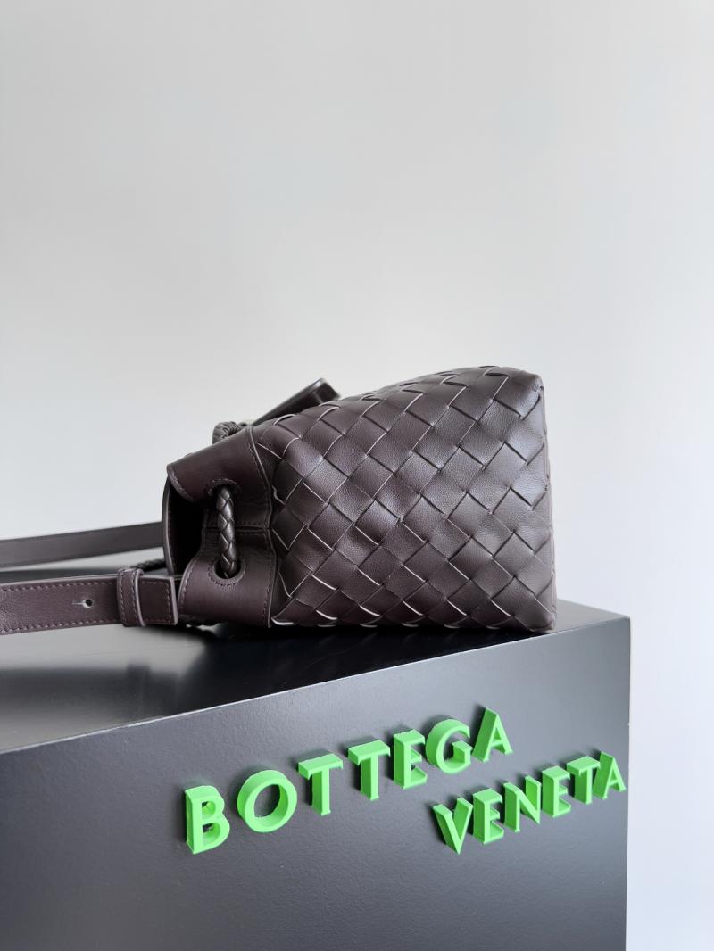 Bottega Veneta Small Andiamo Messenger Fondant 815781