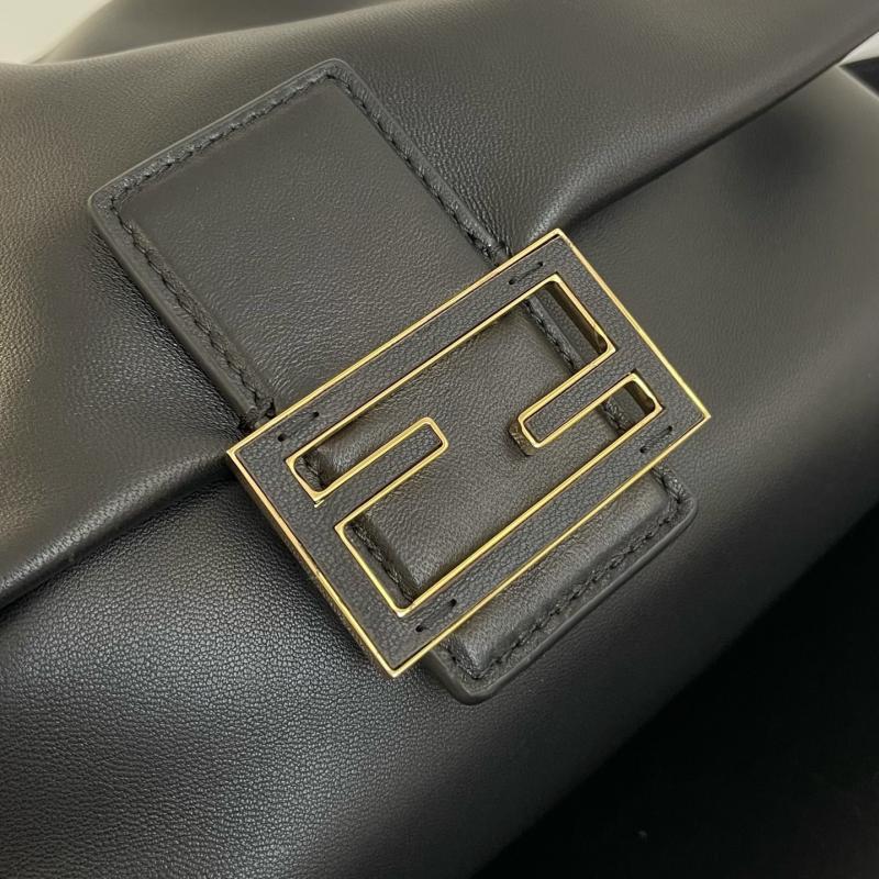 Fendi Mamma Baguette Medium Black 8BR833